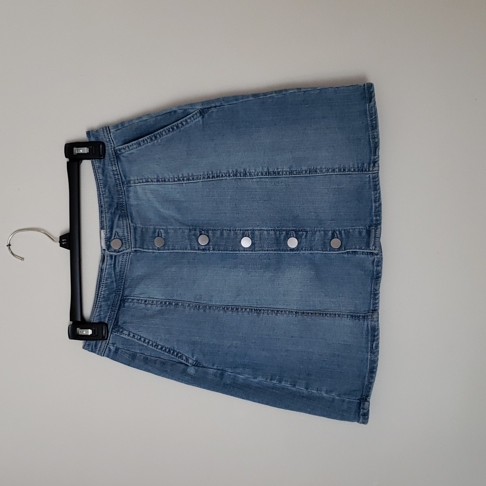 A new day button front jean skirt, light wash, Sz 6.
